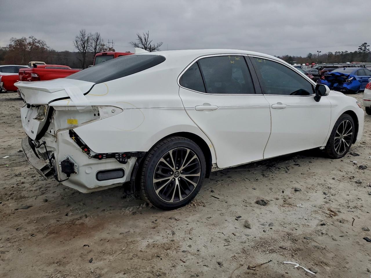 2020 Toyota Camry Se - Фото 3