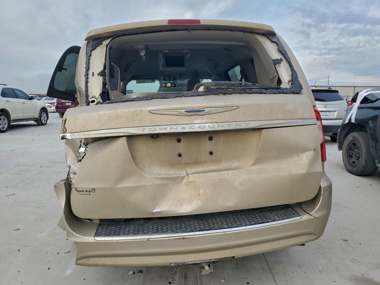 2016 Chrysler Town & Country Lx - Фото 6