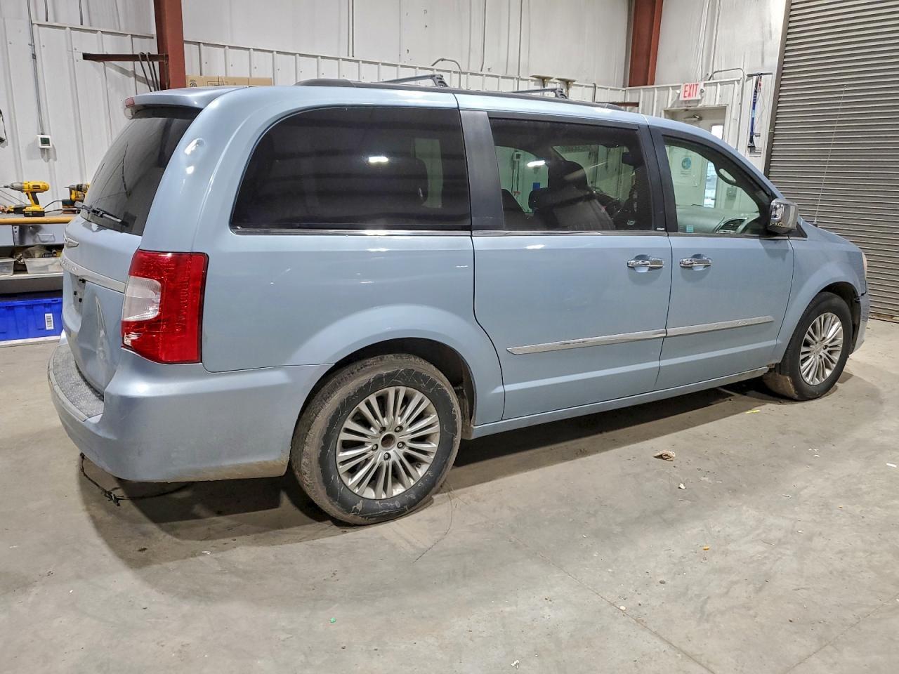 2013 Chrysler Town & Country Touring L - Image 3