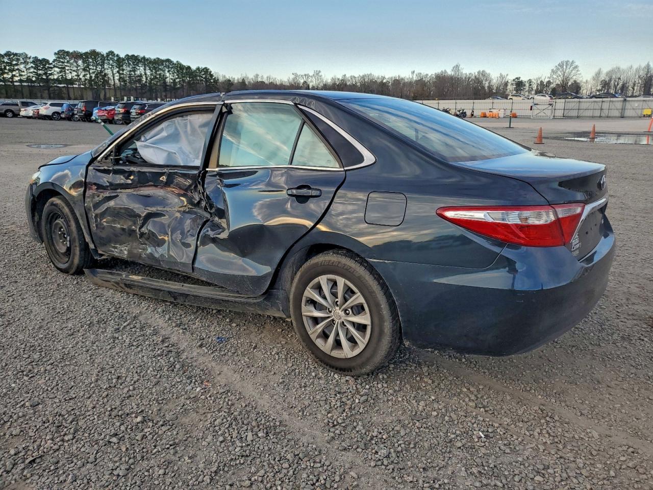 2015 Toyota Camry Le - Фото 2