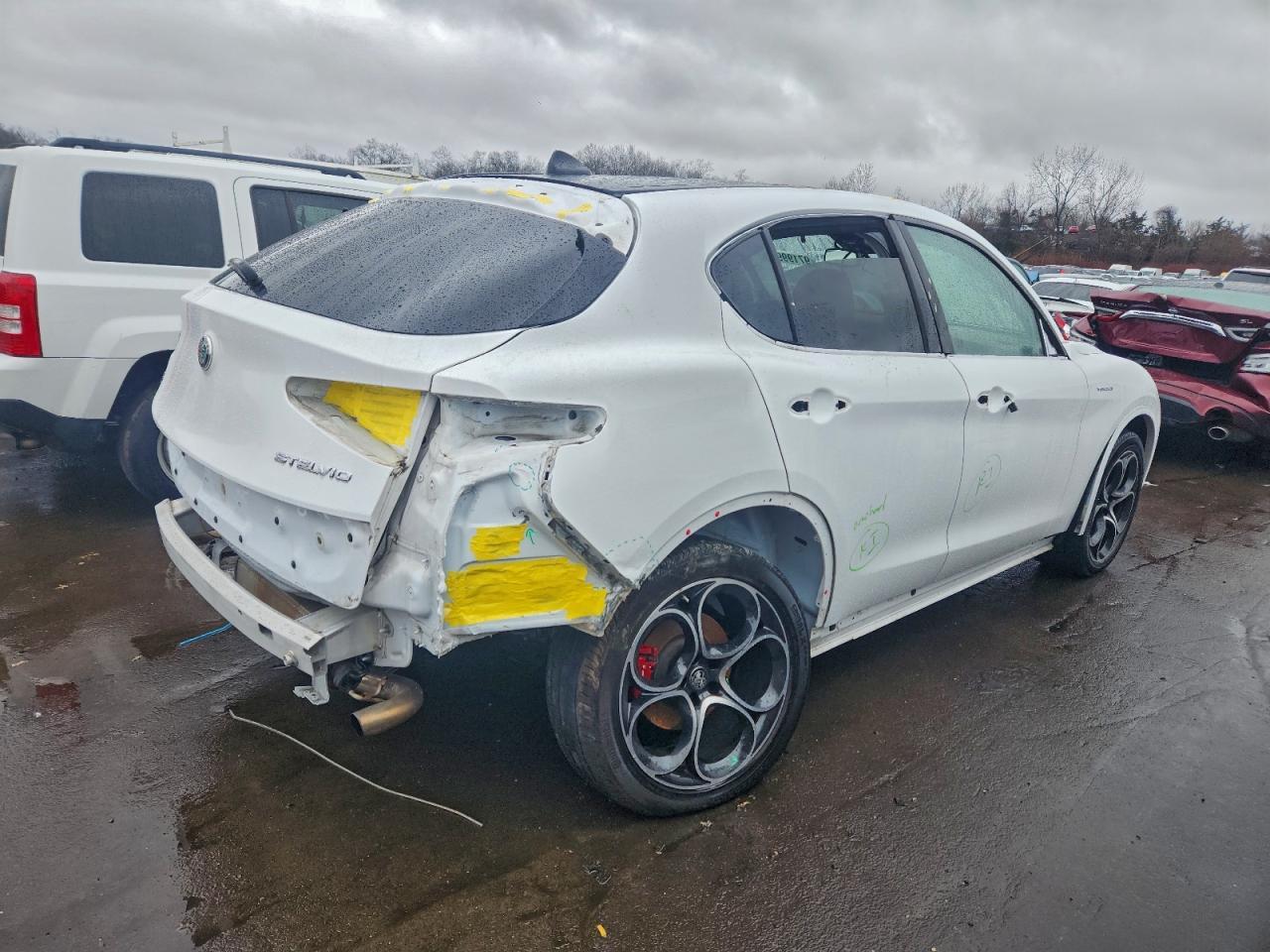 2023 Alfa Romeo Stelvio Ti - Image 3