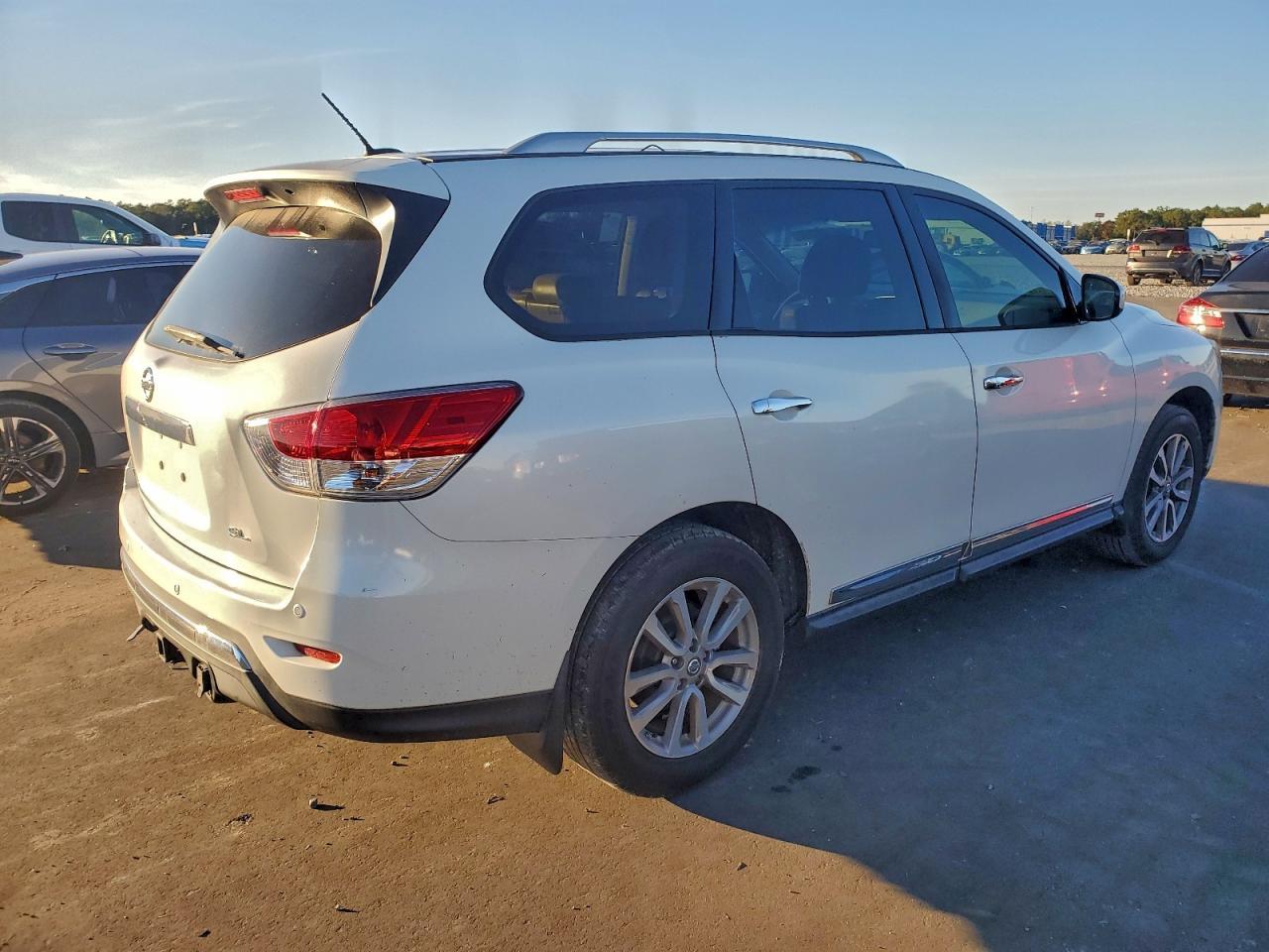2014 Nissan Pathfinder S - Image 3