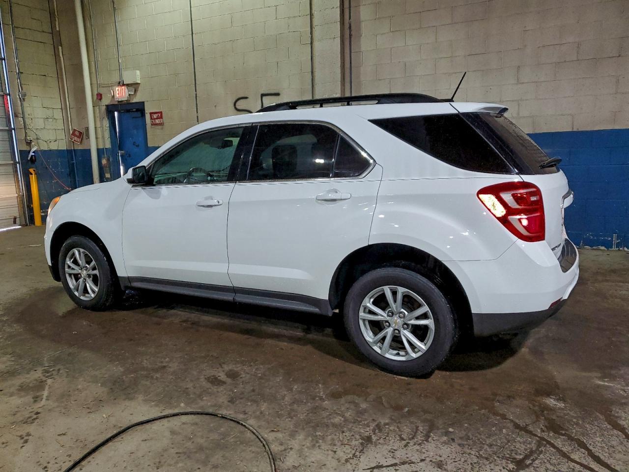 2017 Chevrolet Equinox Lt - Image 2