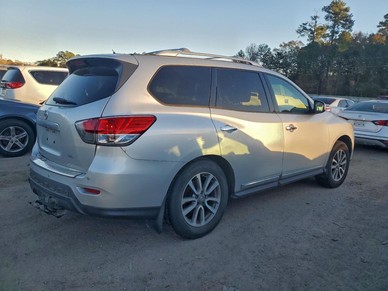 2014 Nissan Pathfinder S - Image 3