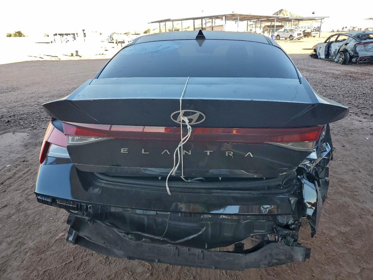 2025 Hyundai Elantra Se - Image 6
