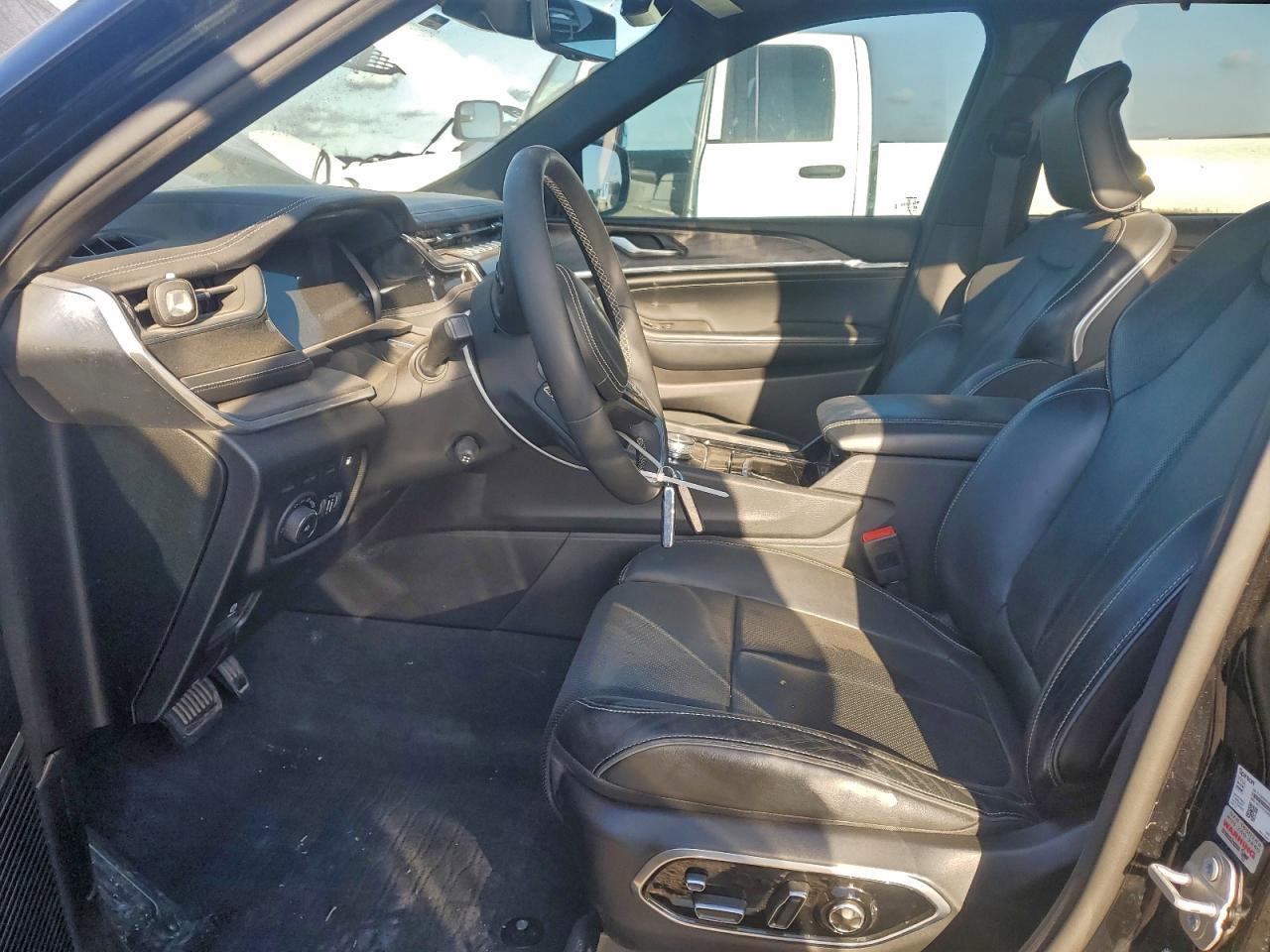 2022 Jeep Grand Cherokee Overland 4Xe - Image 7