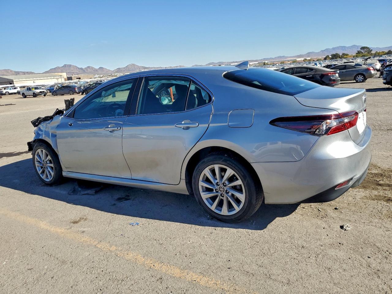 2023 Toyota Camry Le - Фото 2