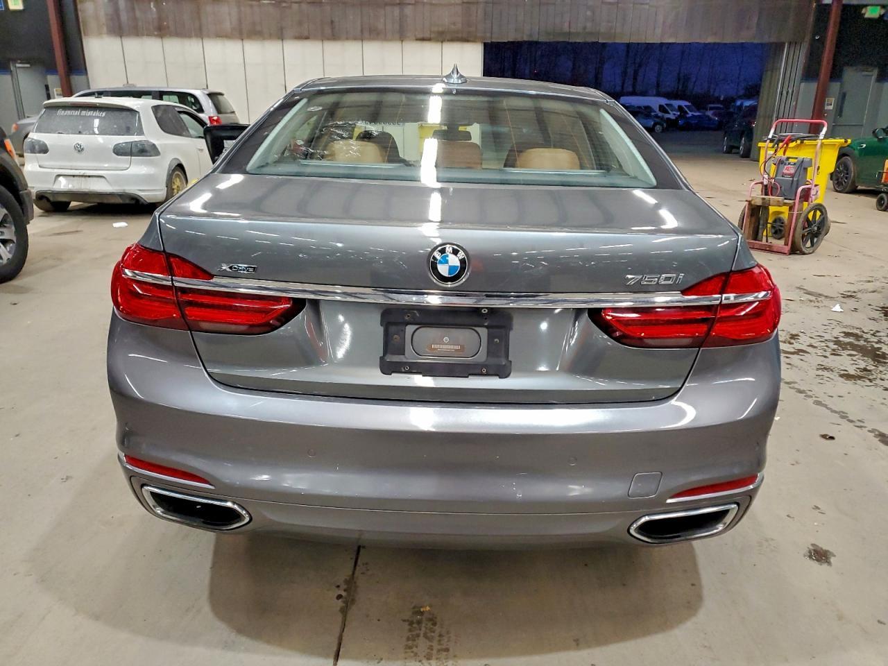 2016 BMW 750 Xi - Фото 6