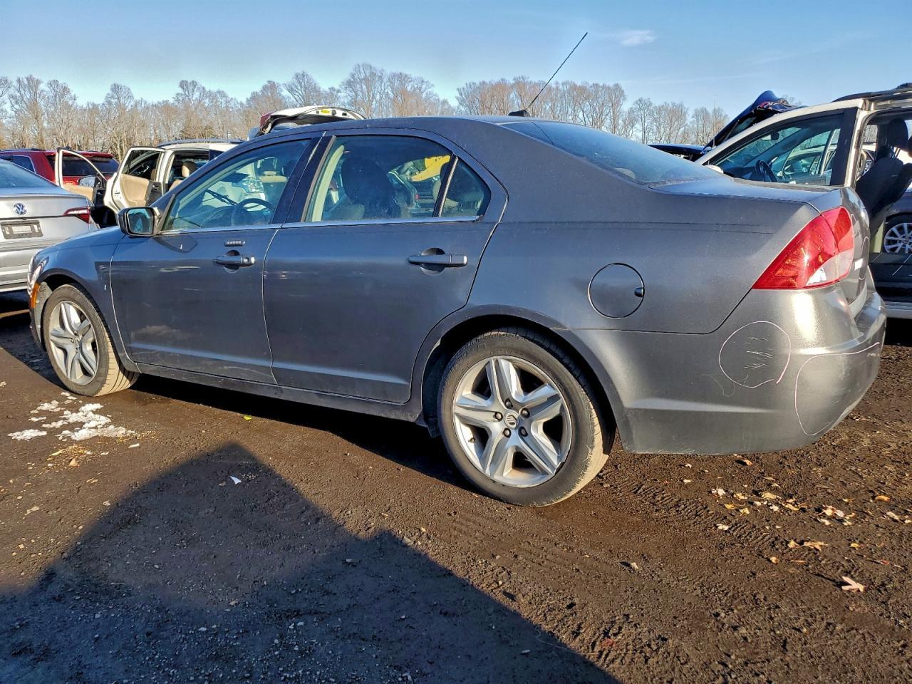 2010 Mercury Milan - Image 2