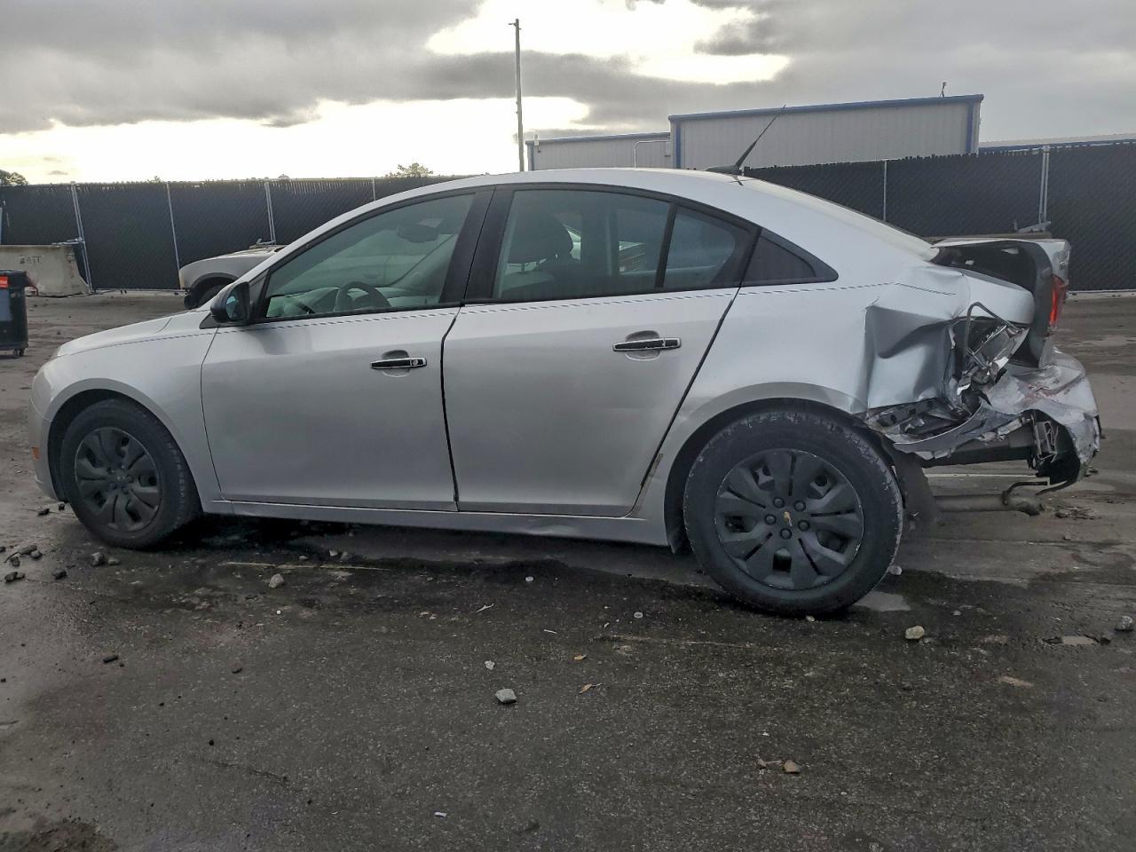 2013 Chevrolet Cruze Ls - Фото 2