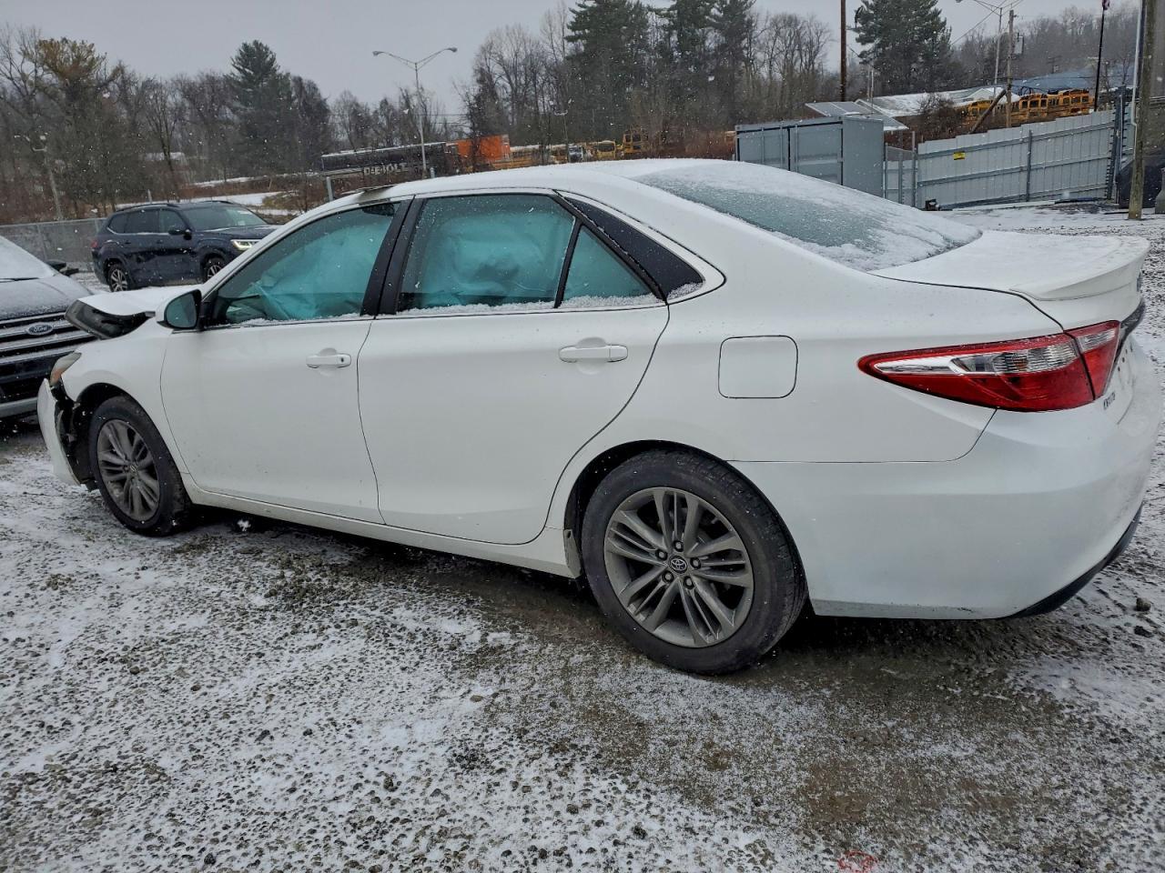 2016 Toyota Camry Le - Фото 2