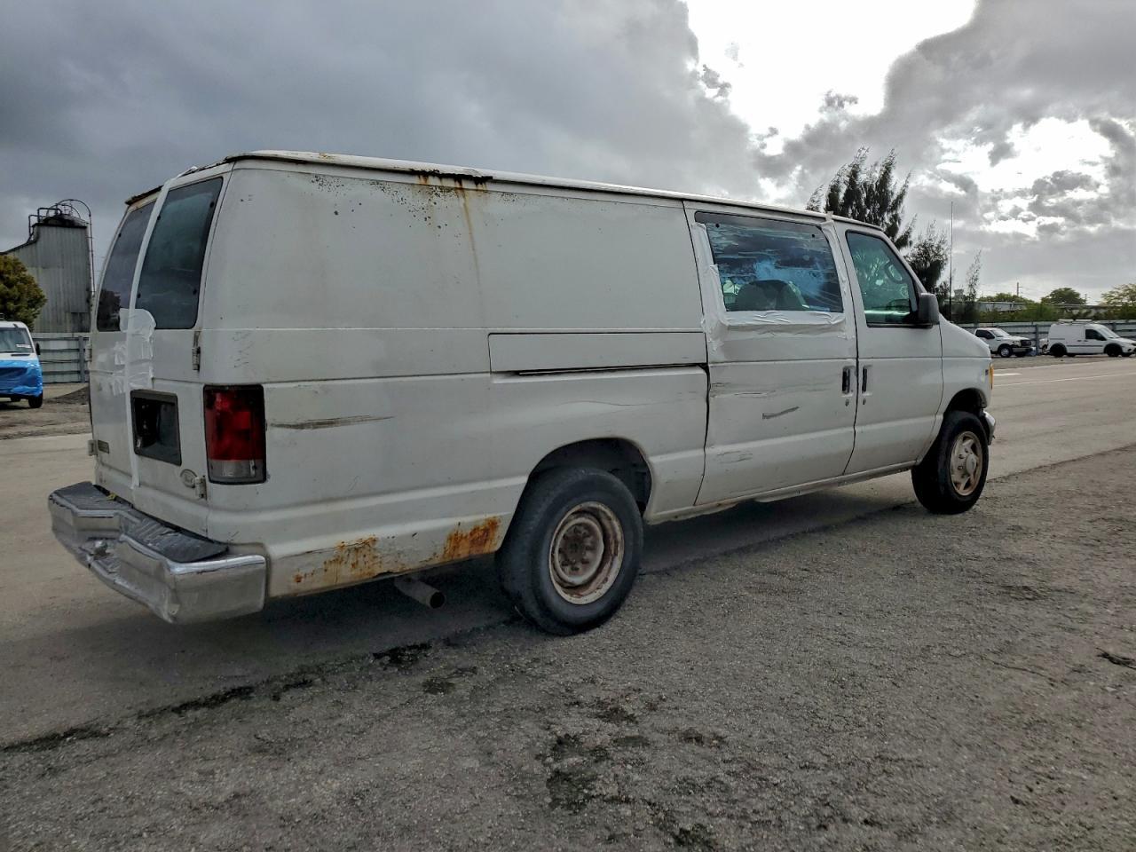 2002 Ford Econoline E250 Van - Фото 3