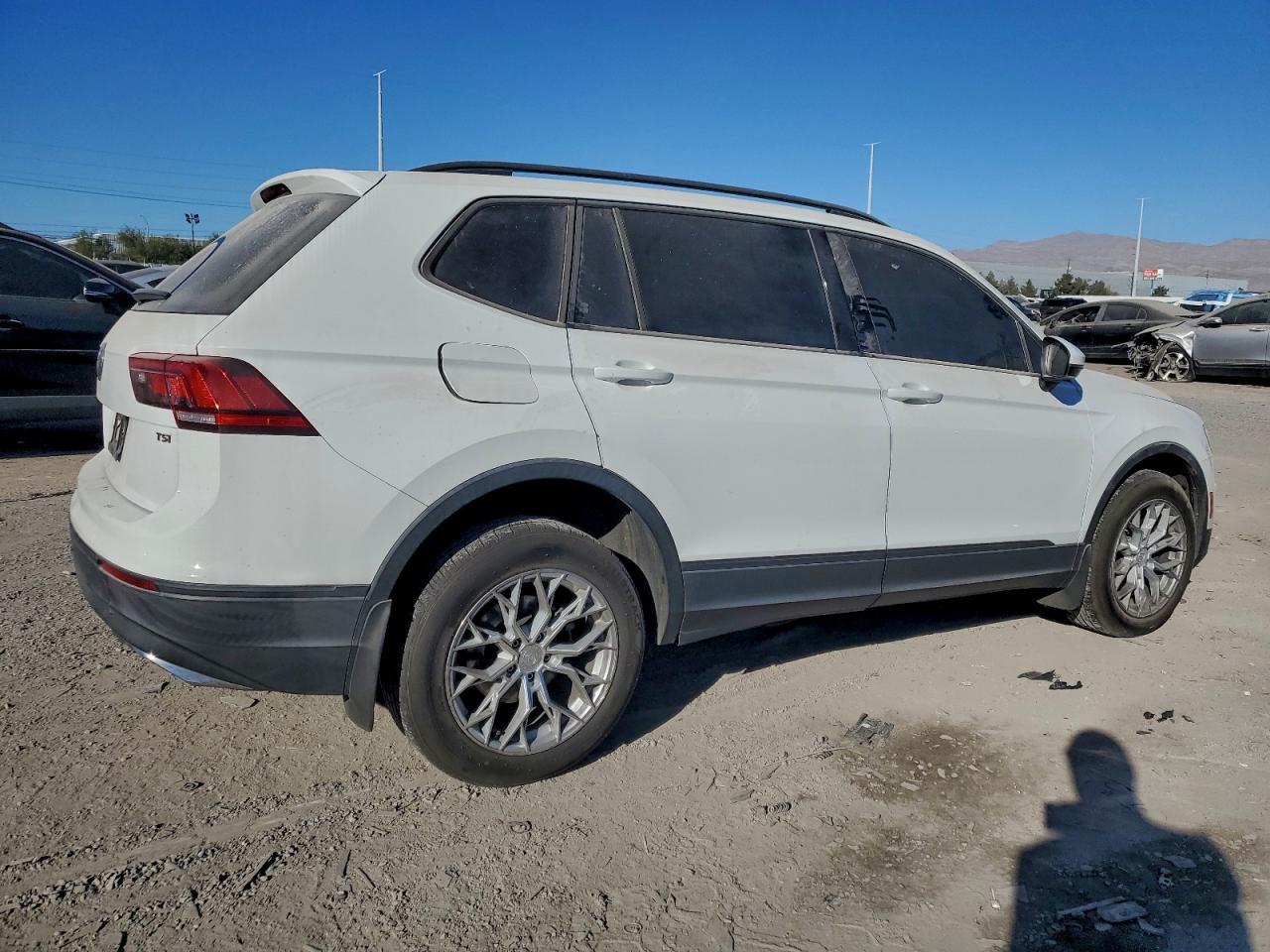 2018 Volkswagen Tiguan S - Фото 3