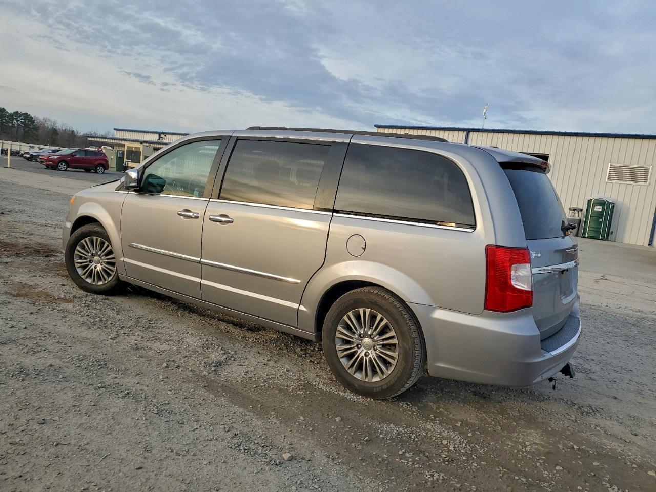 2015 Chrysler Town & Country Touring L - Фото 2