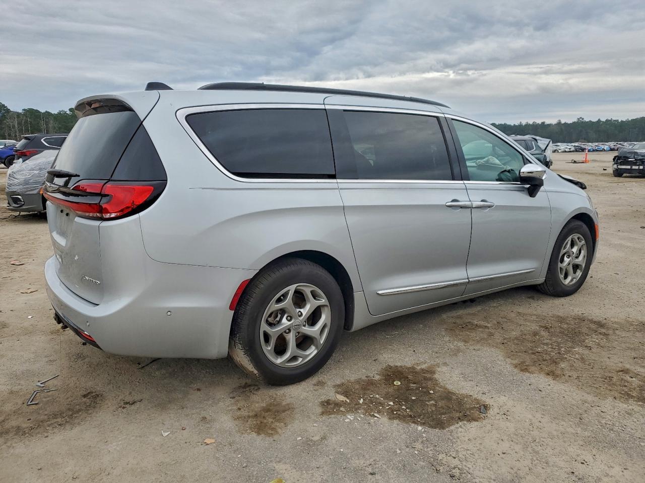 2023 Chrysler Pacifica Limited - Image 3