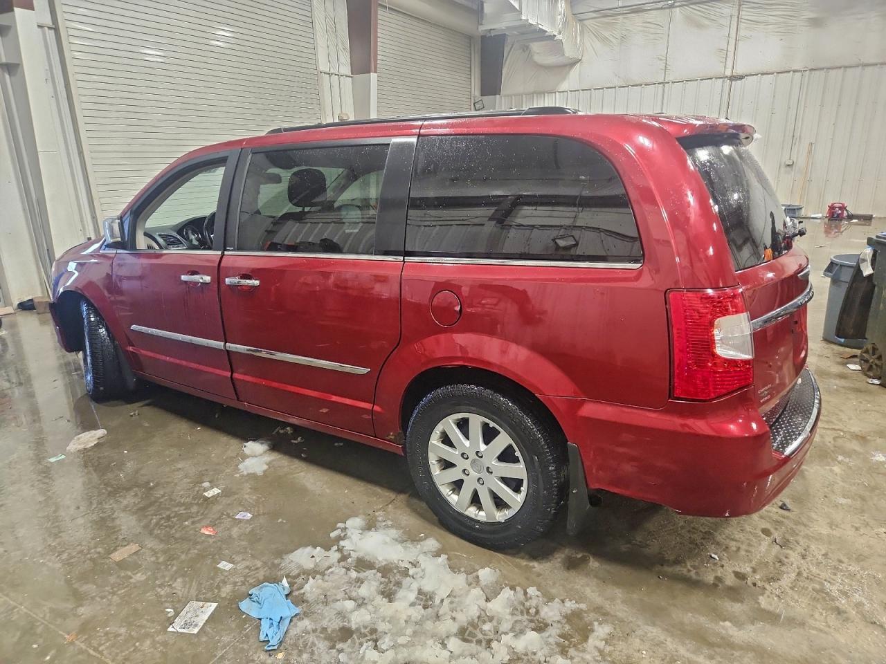 2012 Chrysler Town & Country Touring L - Фото 2