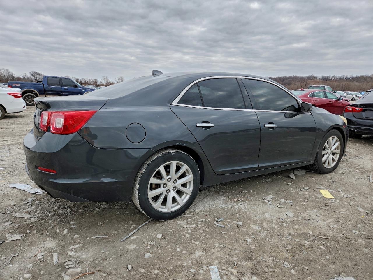 2014 Chev Malibu - Фото 3