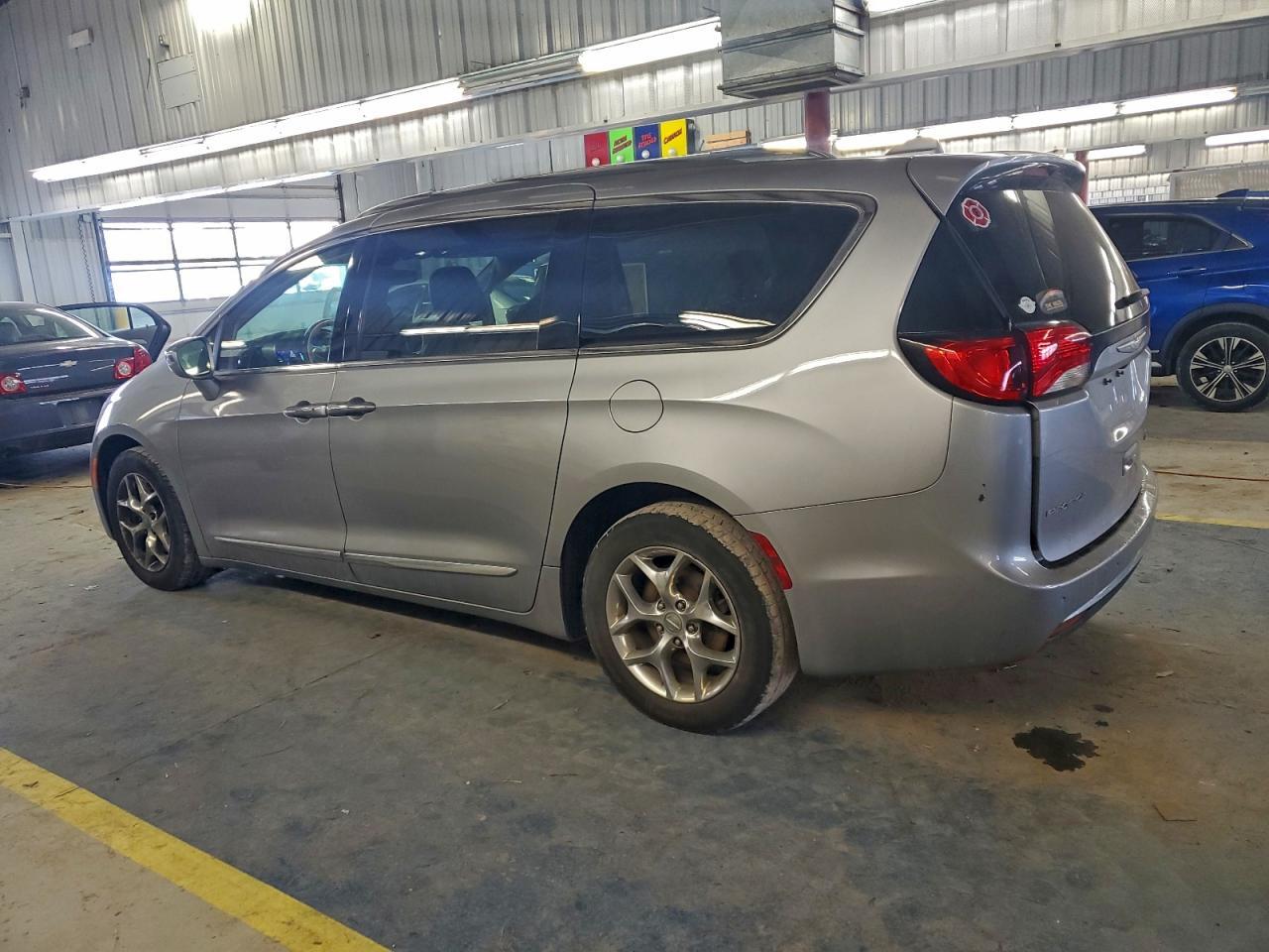 2018 Chrysler Pacifica Limited - Image 2