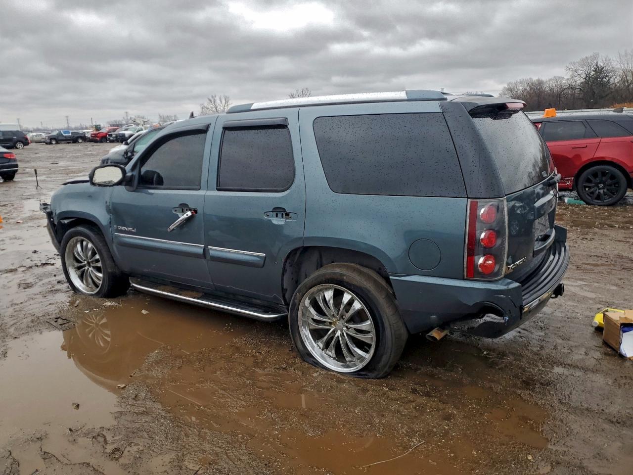 2007 GMC Yukon Denali - Image 2