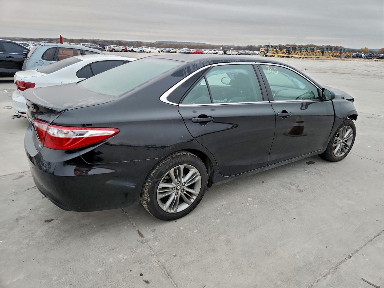 2016 Toyota Camry Se - Фото 3