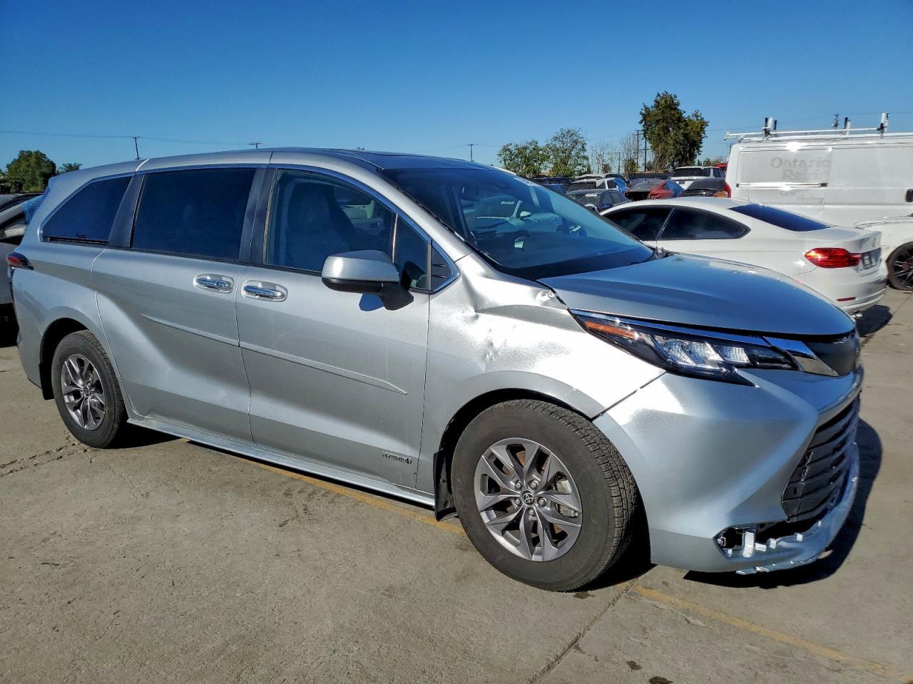 2021 Toyota Sienna Xle - Image 4
