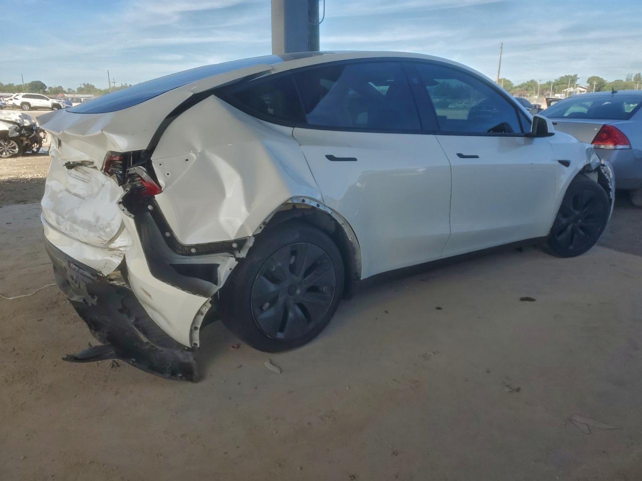 2025 Tesla Model Y - Фото 3