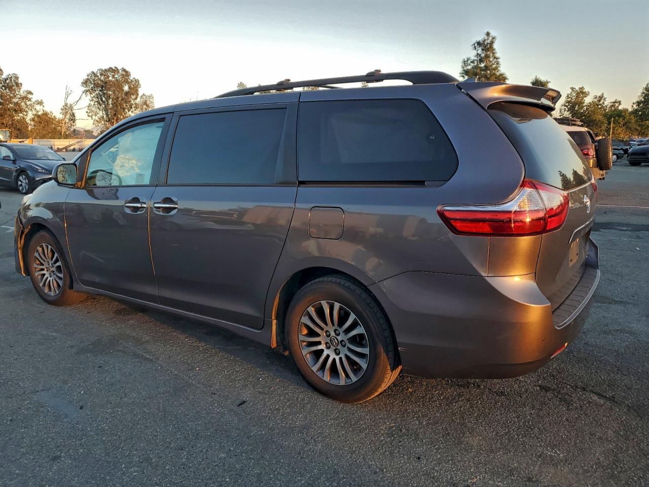 2018 Toyota Sienna Xle - Image 2
