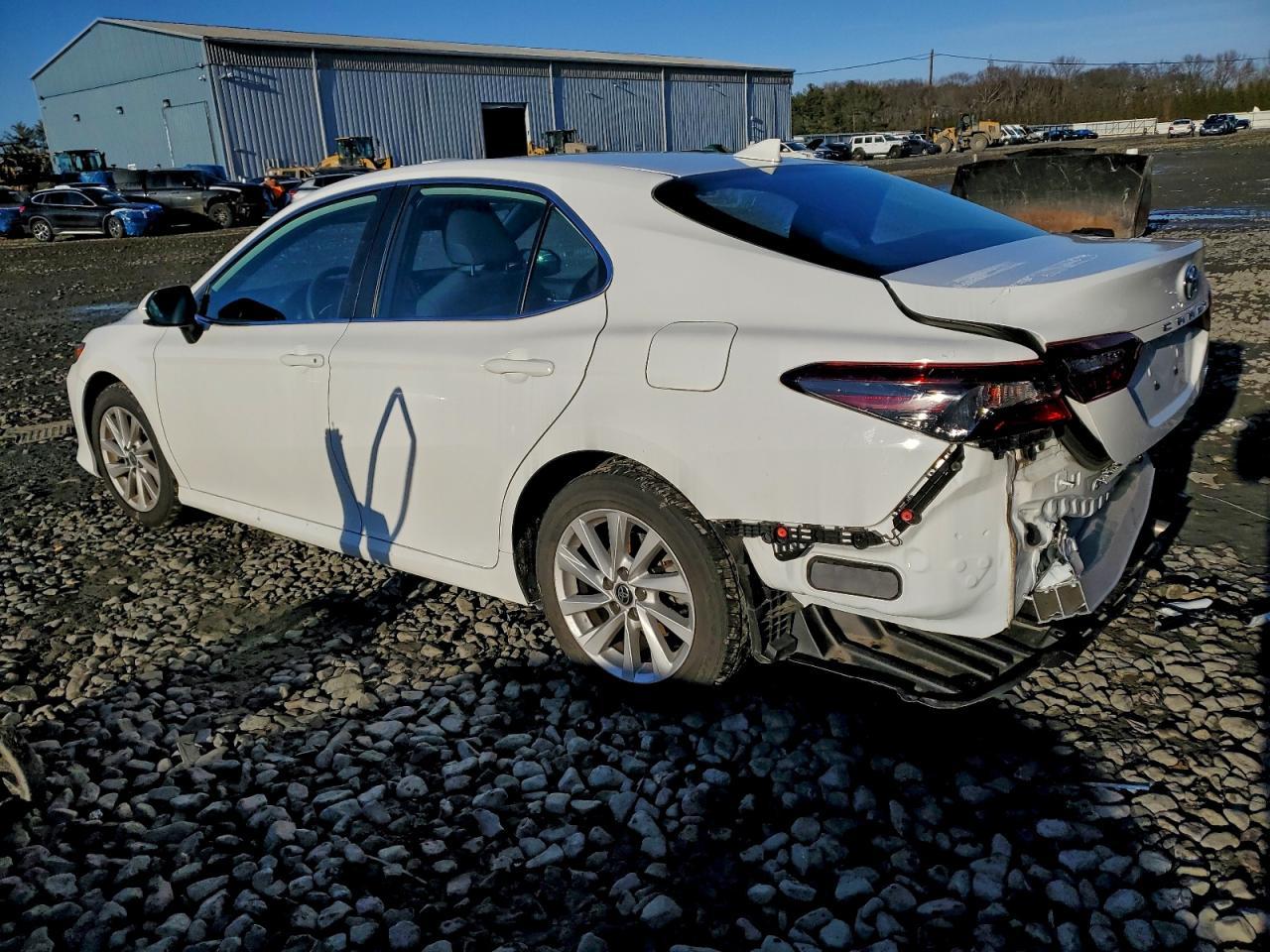 2022 Toyota Camry Le - Фото 2