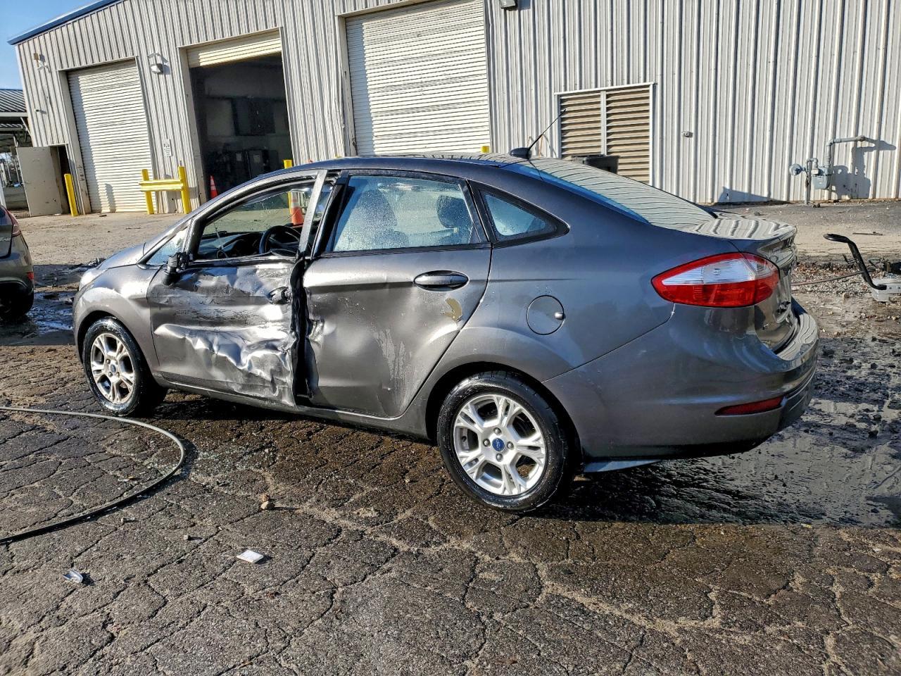 2015 Ford Fiesta Se - Image 2