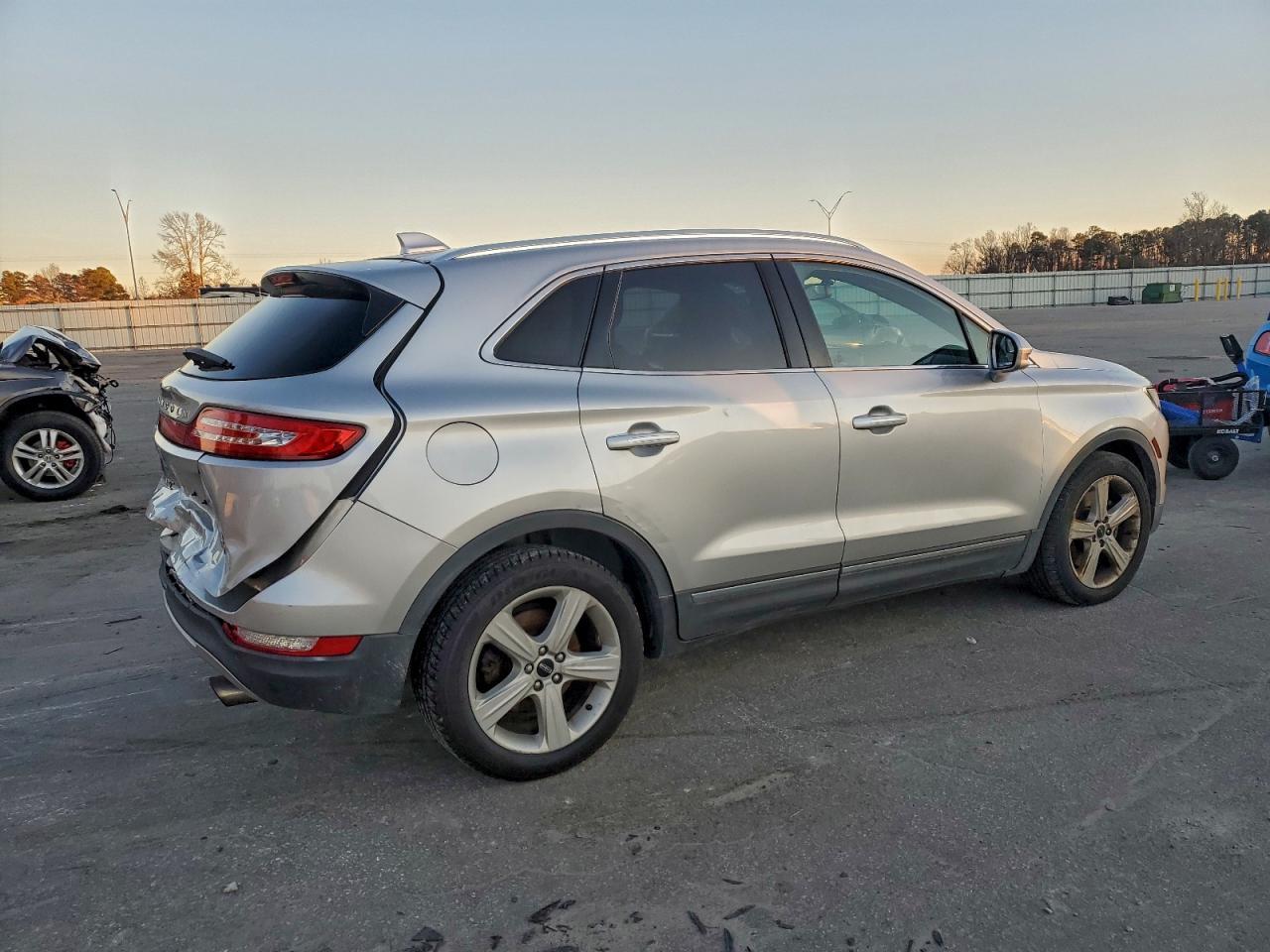 2015 Lincoln Townhouse Mkc - Image 3