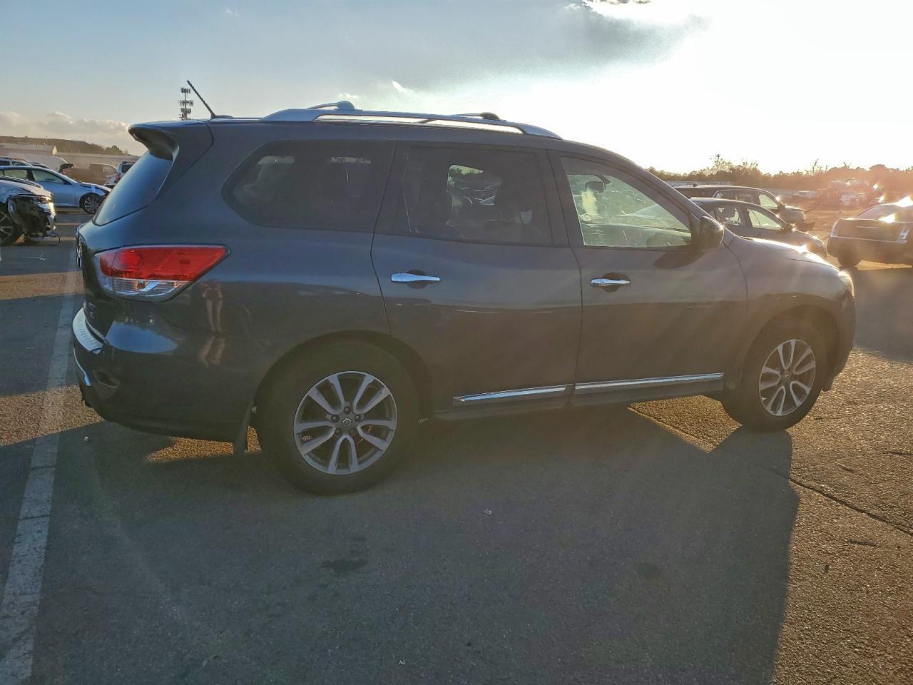 2014 Nissan Pathfinder S - Image 3