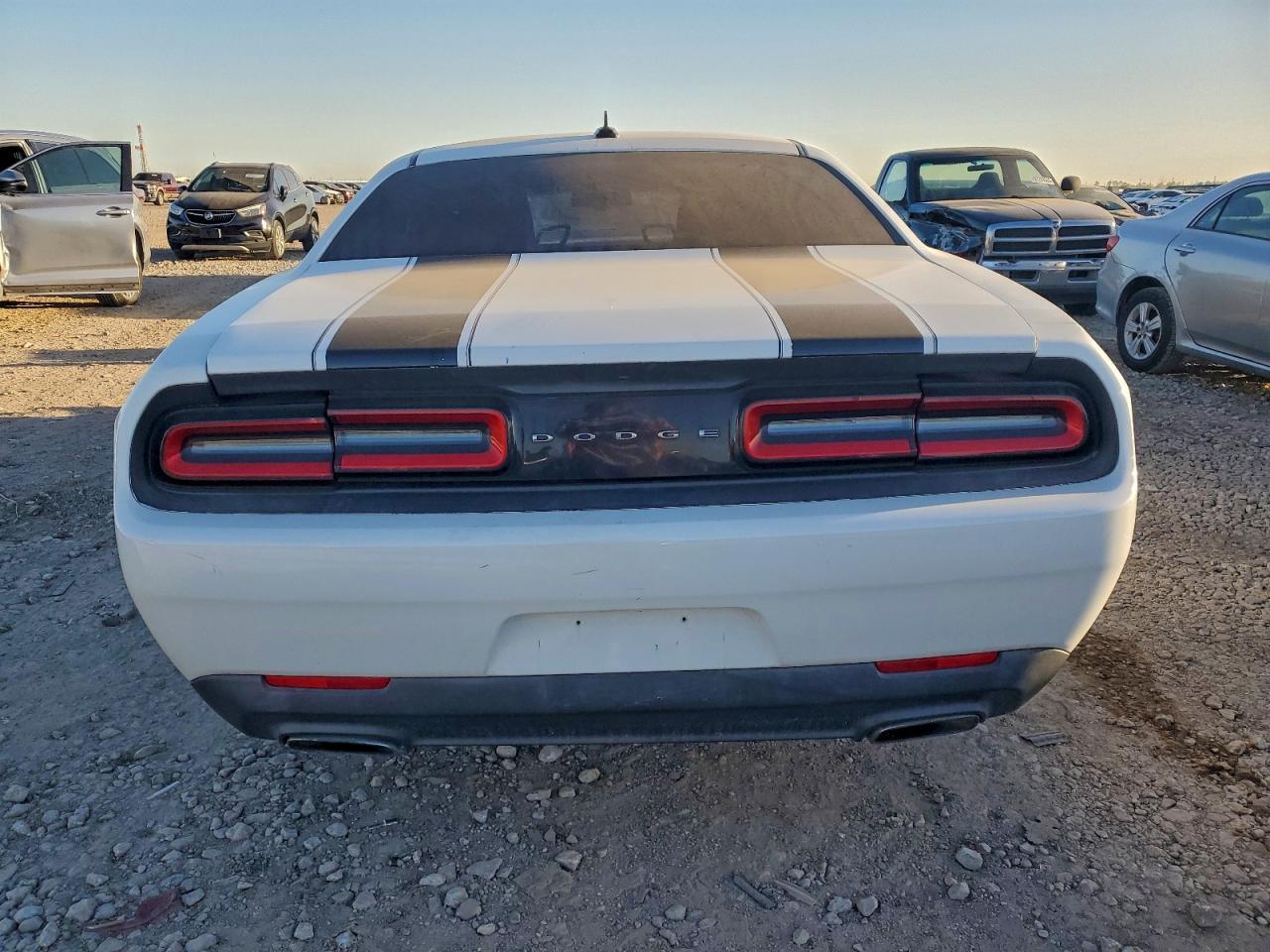 2015 Dodge Challenger Sxt - Image 6