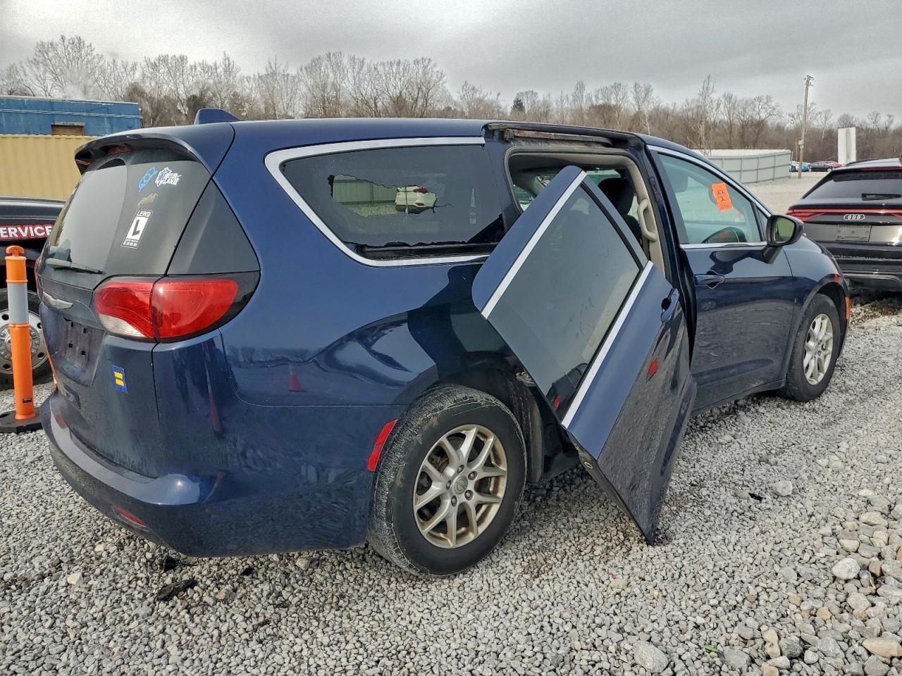 2017 Chrysler Pacifica Lx - Image 3