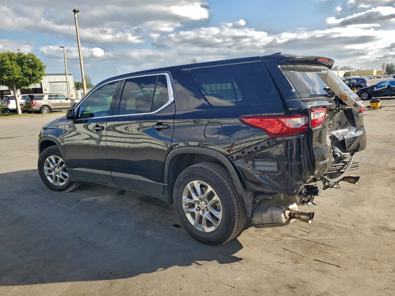 2020 Chevrolet Traverse Ls - Фото 2