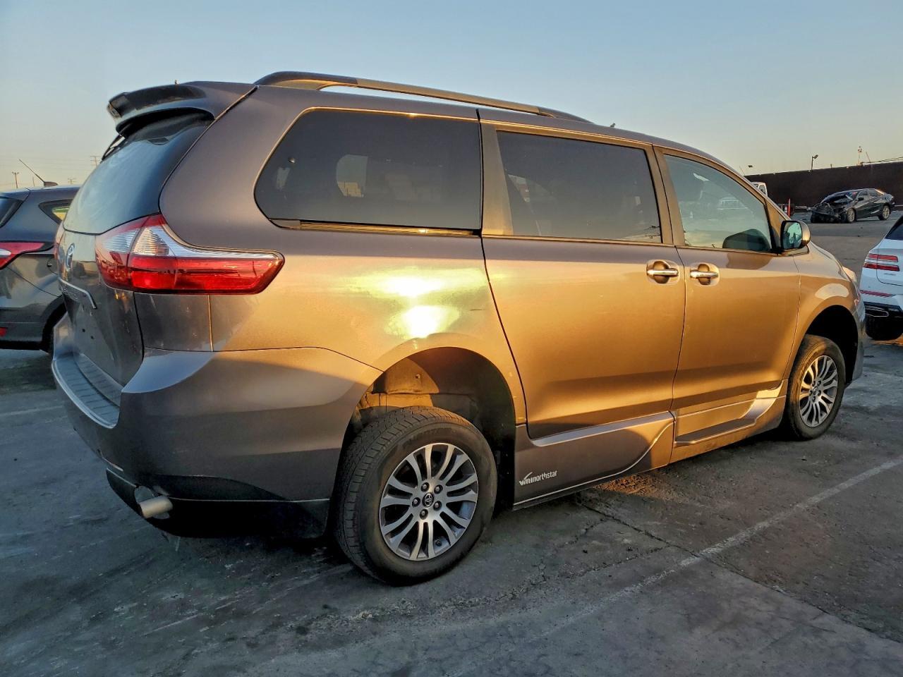 2019 Toyota Sienna Xle - Image 3