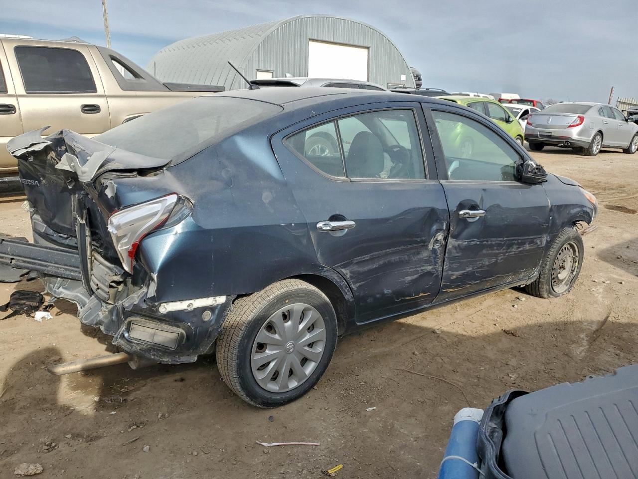 2016 Nissan Versa S - Фото 3