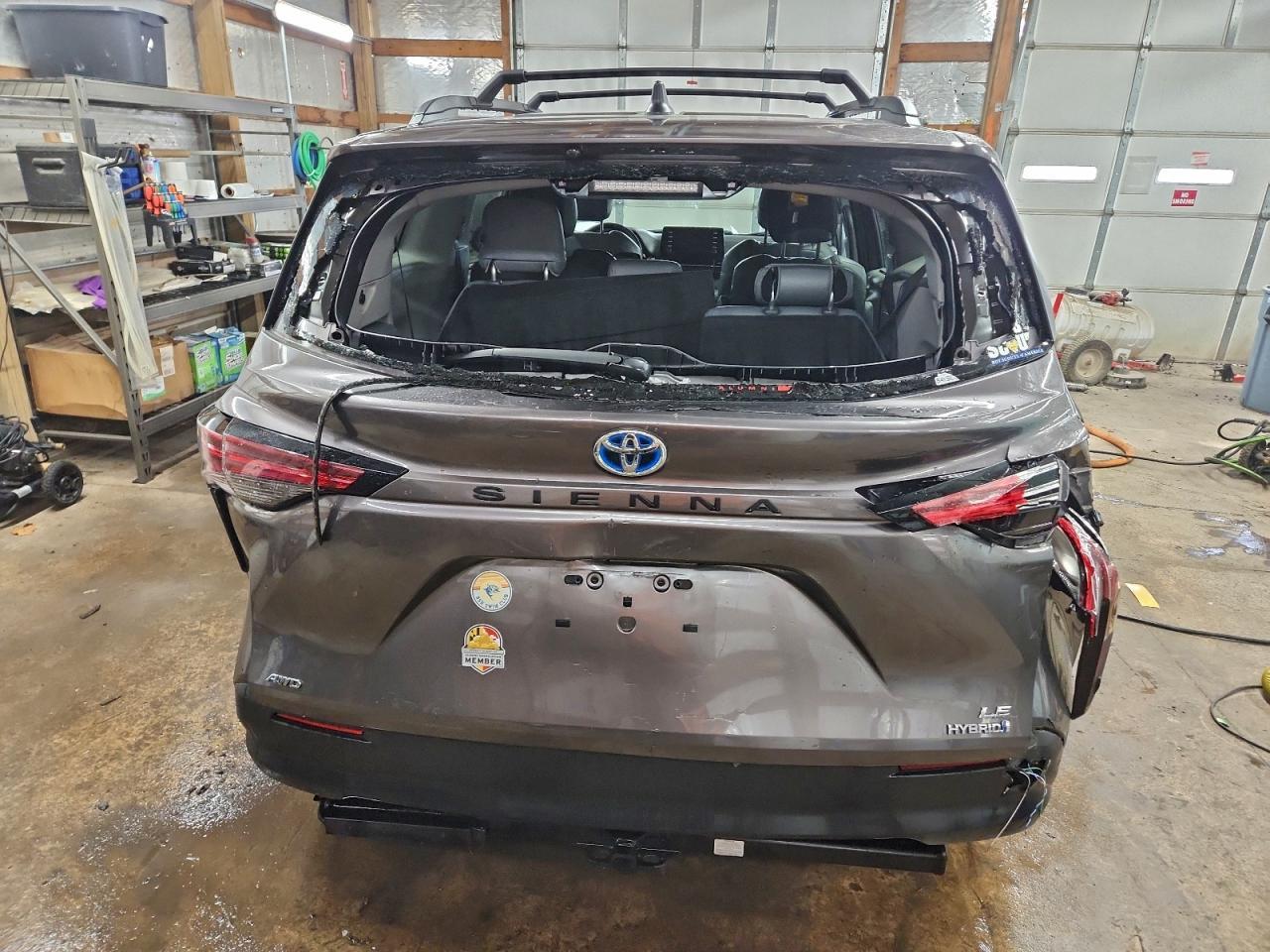 2022 Toyota Sienna Le - Image 6