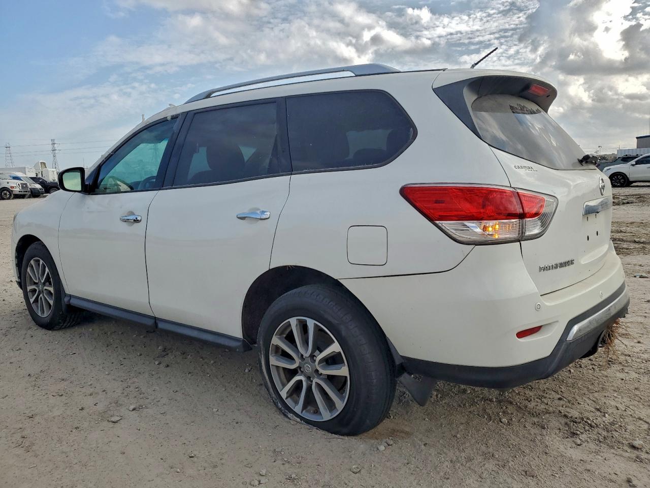 2013 Nissan Pathfinder S - Image 2