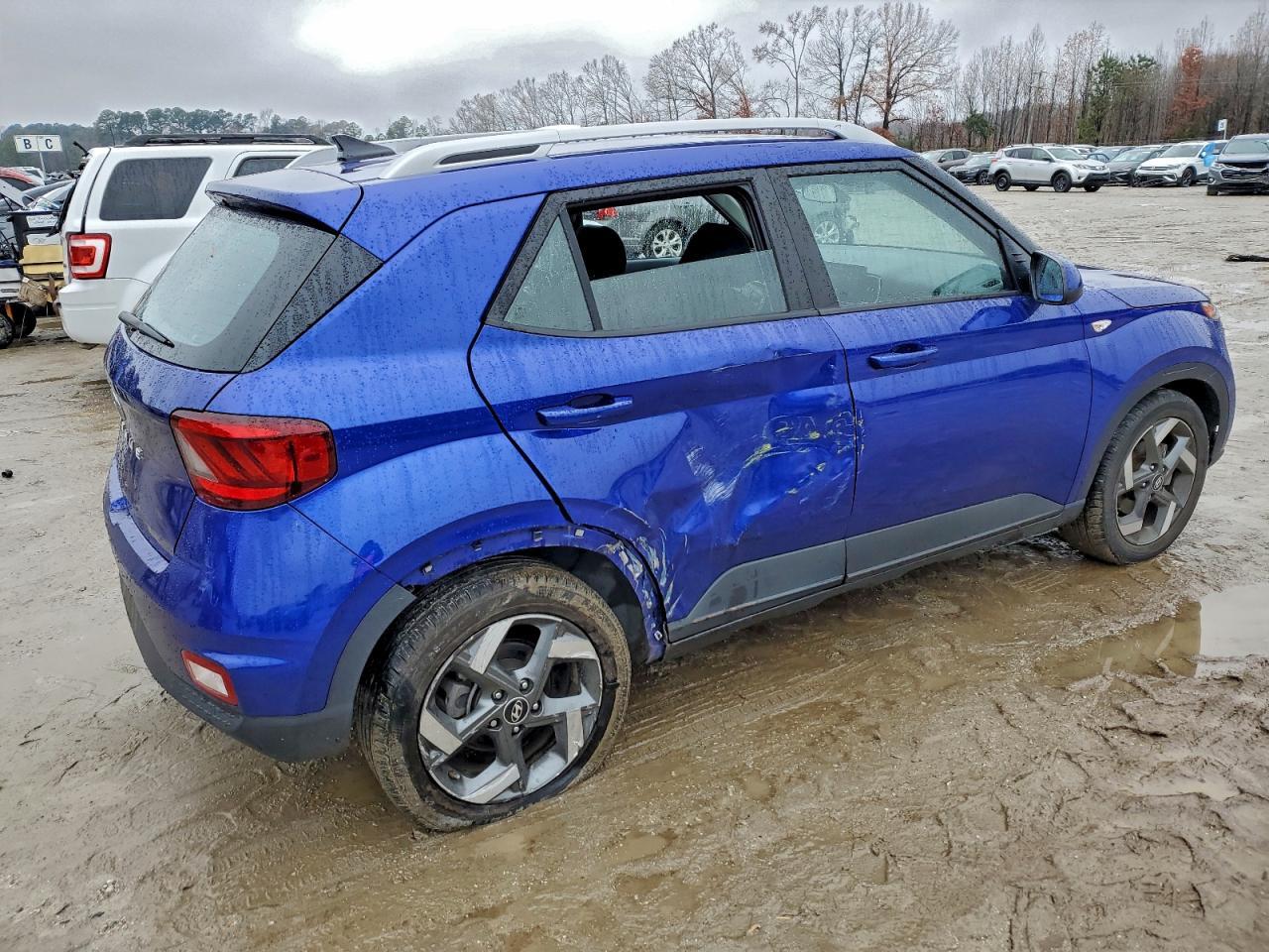 2022 Hyundai Venue Sel - Image 3