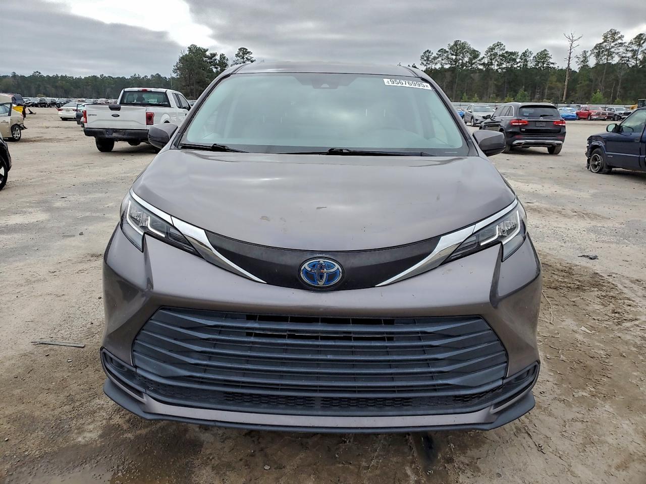 2022 Toyota Sienna Le - Фото 5