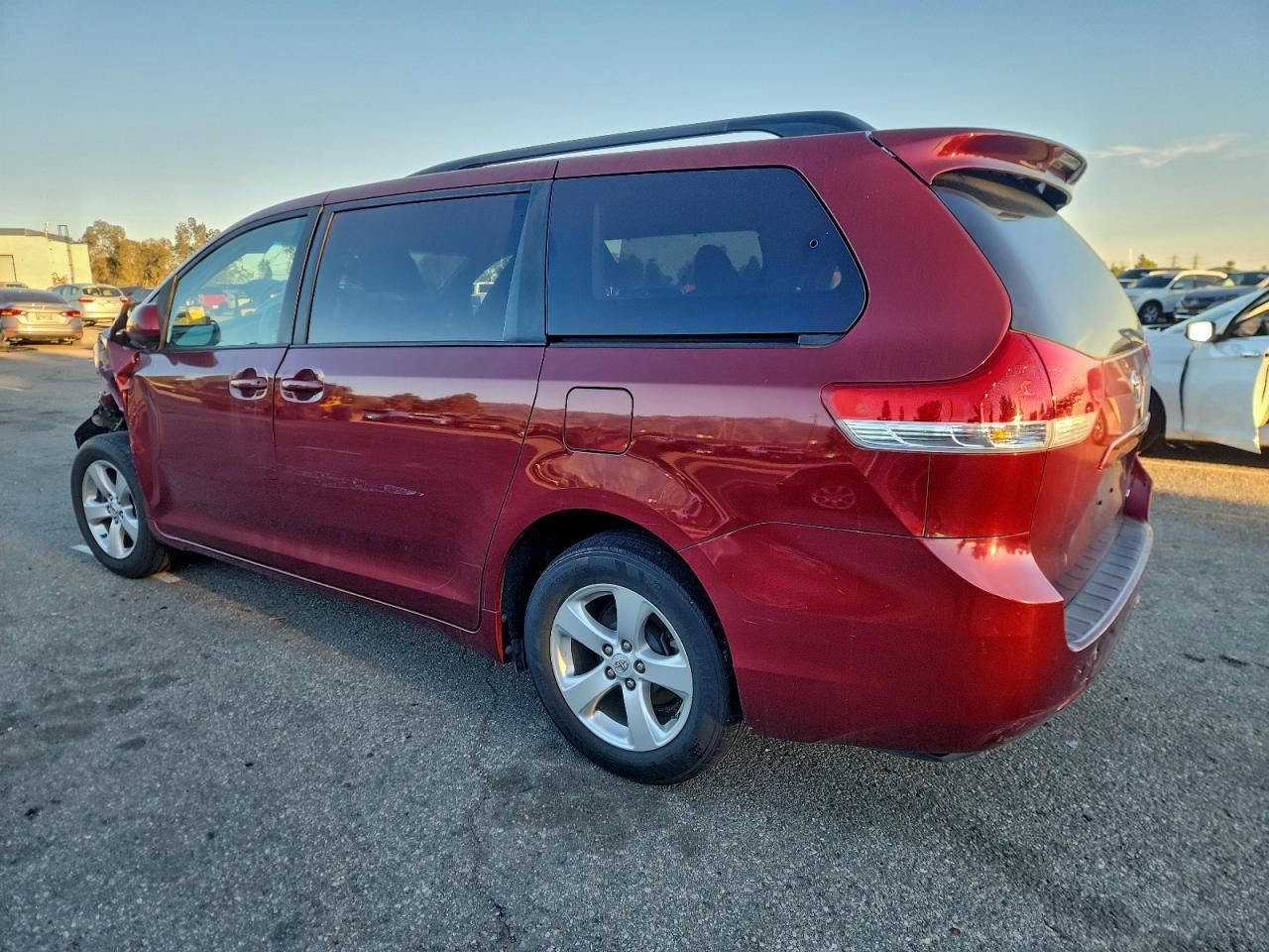 2013 Toyota Sienna Le - Фото 2
