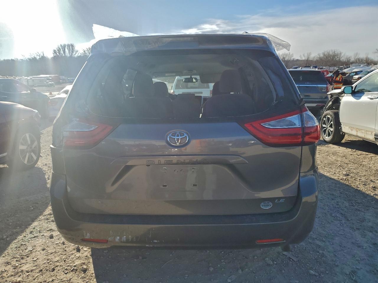 2016 Toyota Sienna Le - Фото 6