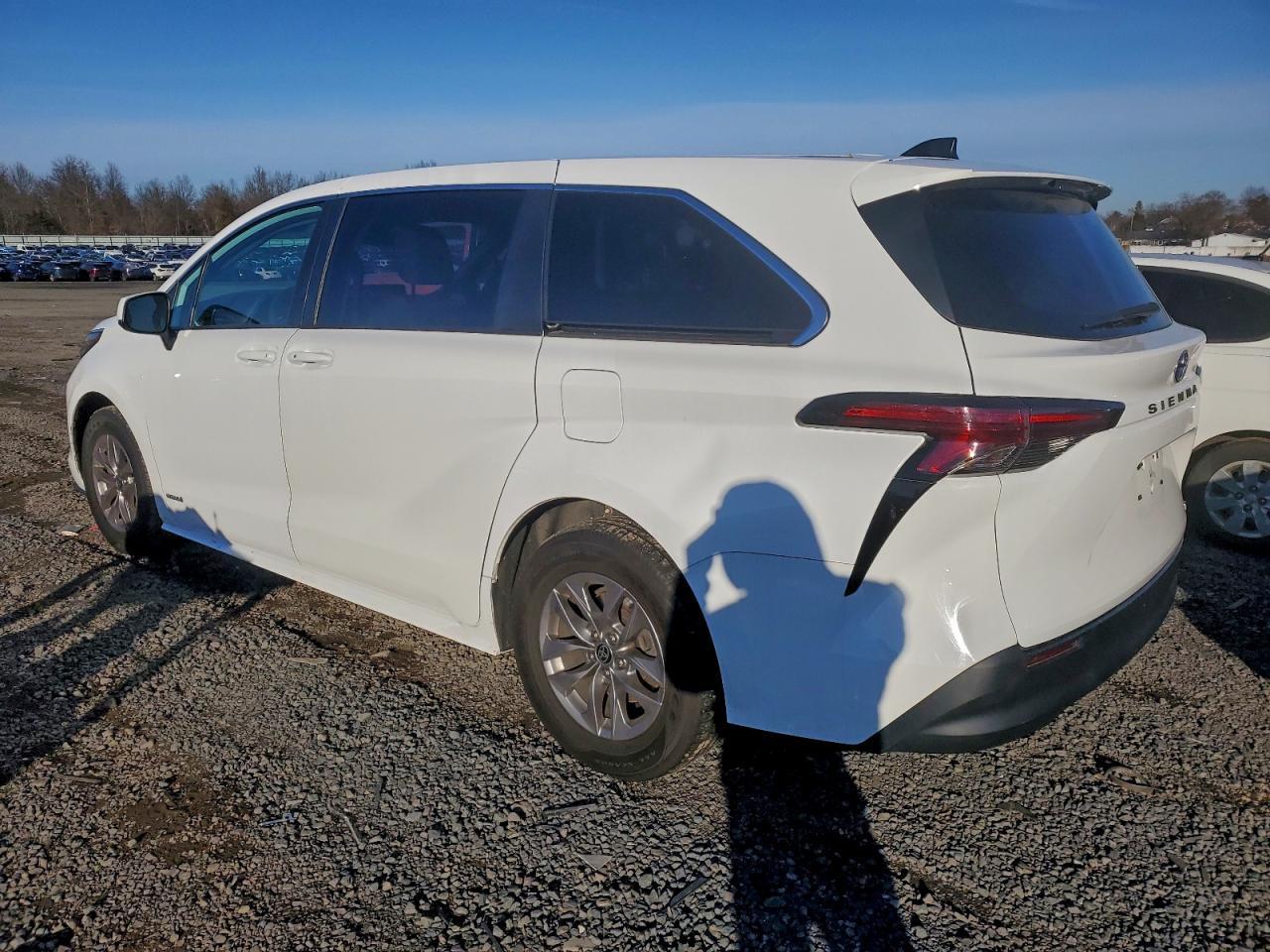 2021 Toyota Sienna Le - Фото 2