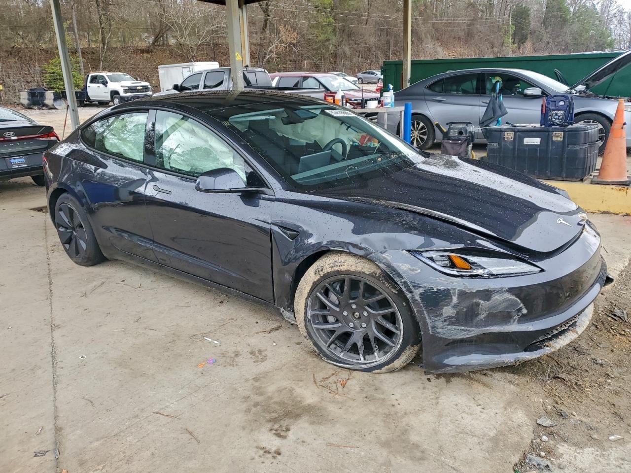 2025 Tesla Model 3 - Фото 4
