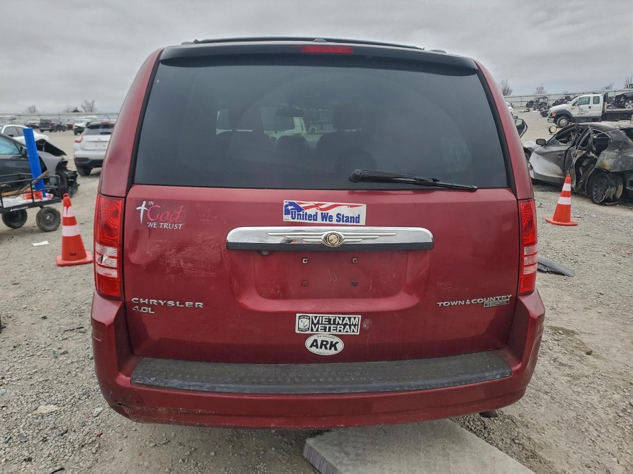 2010 Chrysler Town & Country Touring Plus - Image 6