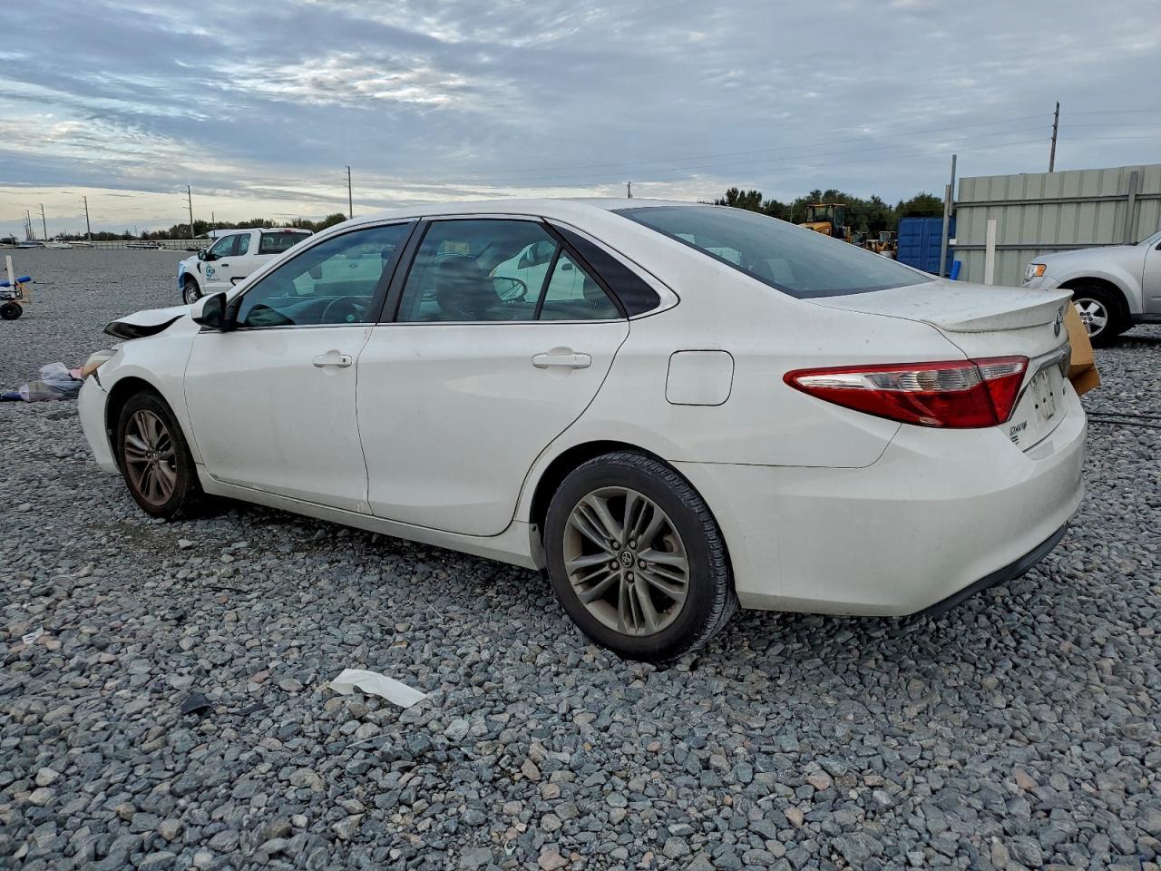 2017 Toyota Camry Le - Фото 2