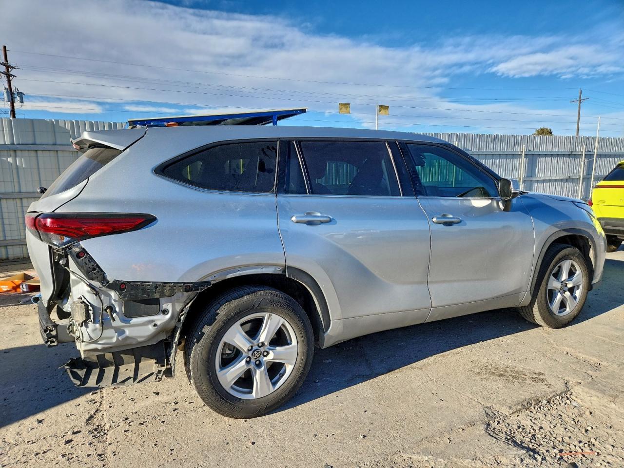 2022 Toyota Highlander L - Image 3