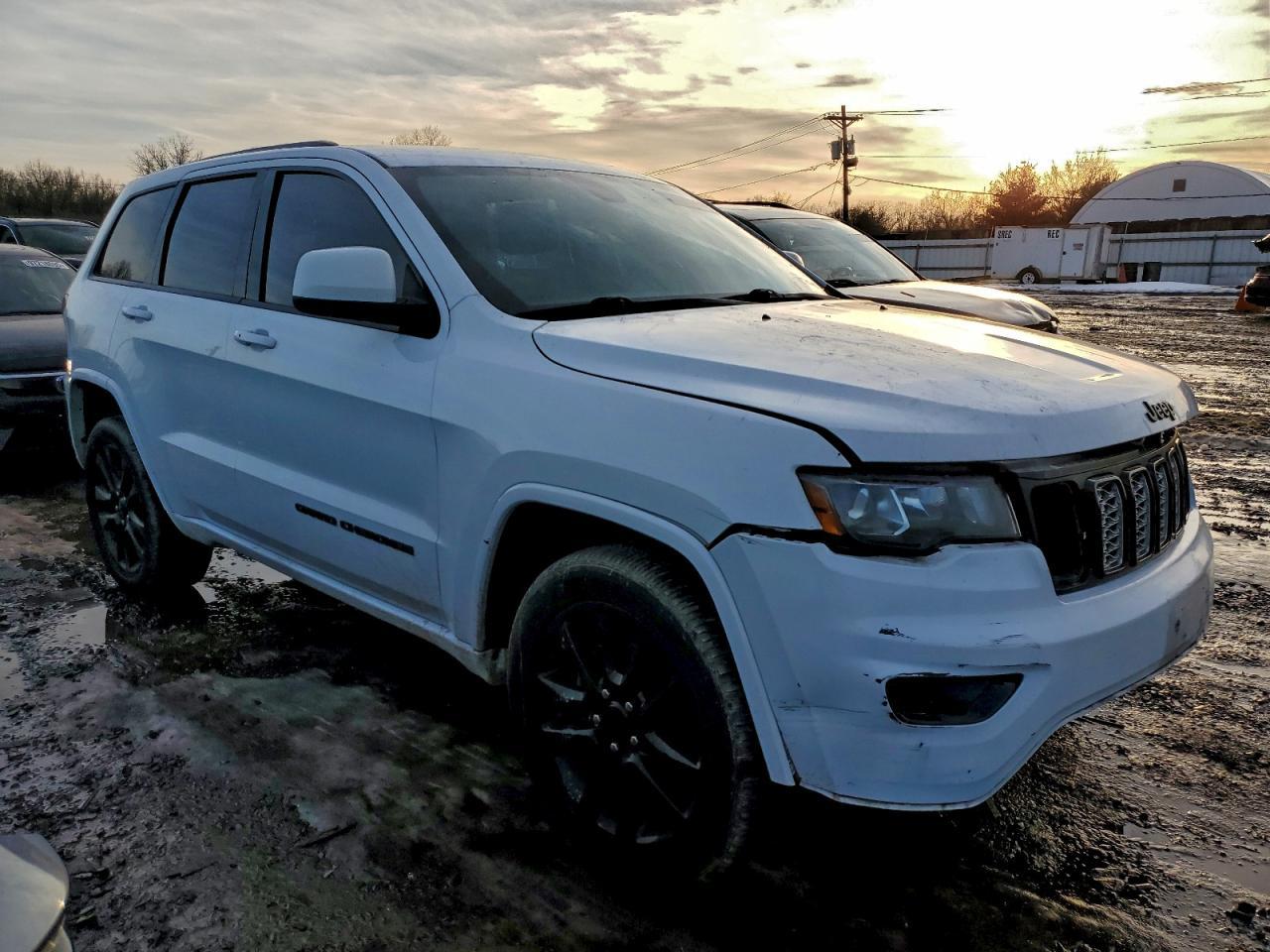 2017 Jeep Grand Cherokee Laredo - Image 4
