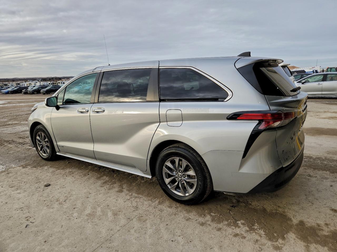 2021 Toyota Sienna Le - Image 2
