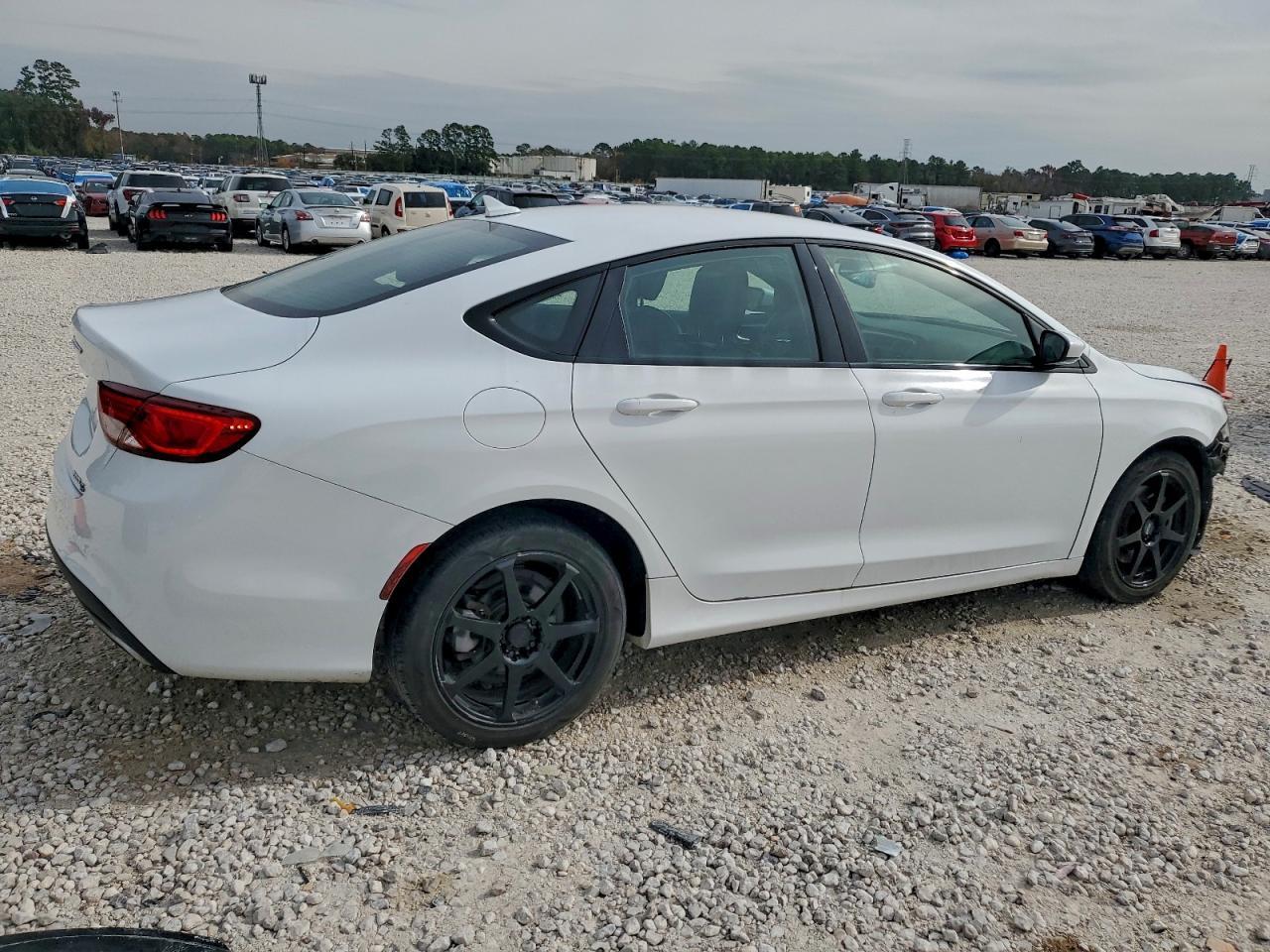 2016 Chrysler 200 S - Image 3